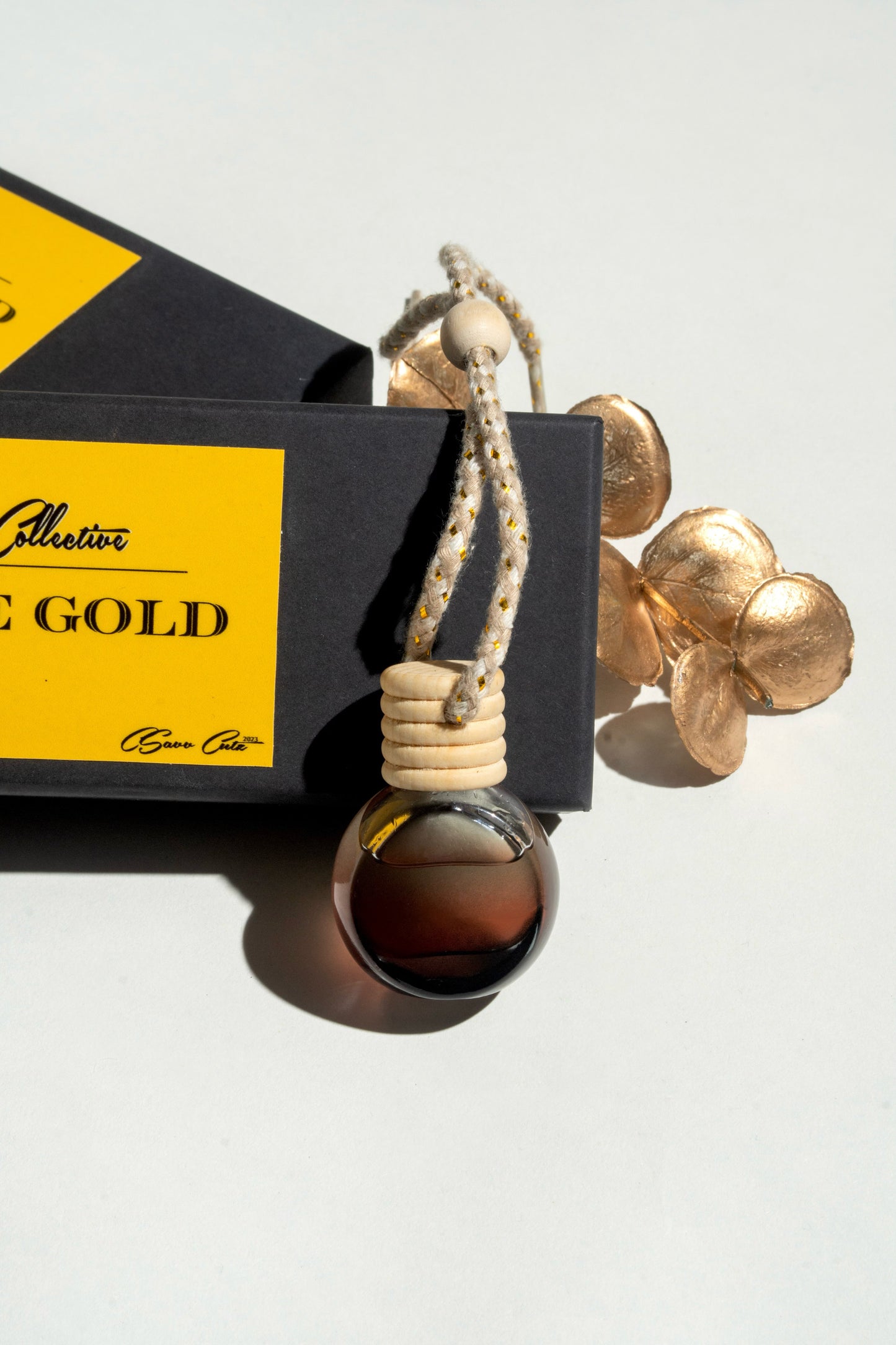 Savant Grooming Collective’s SIGNATURE GOLD Car Freshener Oil Wick angled view